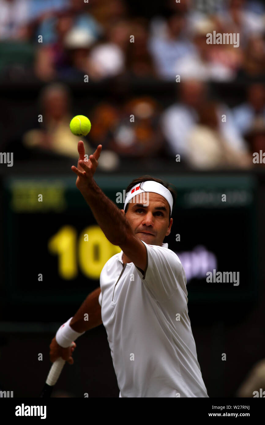 Wimbledon, el 6 de julio de 2019 - Roger Federer sirviendo durante su tercera ronda partido contra Lucas Pouille de Francia hoy en Wimbledon. Foto de stock