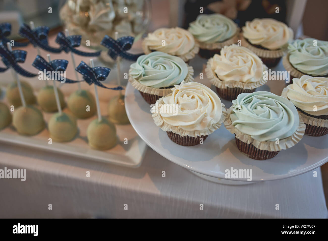 Una selección de pastelitos y otros pasteles para baby shower o bautizo.  Concepto de alimentos. El formato horizontal Fotografía de stock - Alamy