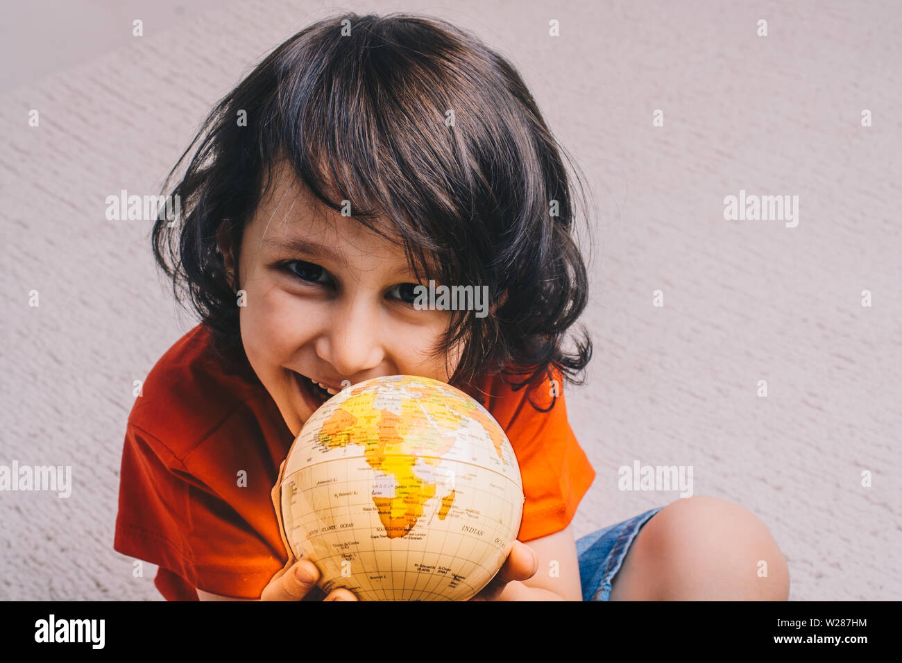 Globo terráqueo en las manos como el medio ambiente y salvar el planeta concepto Foto de stock