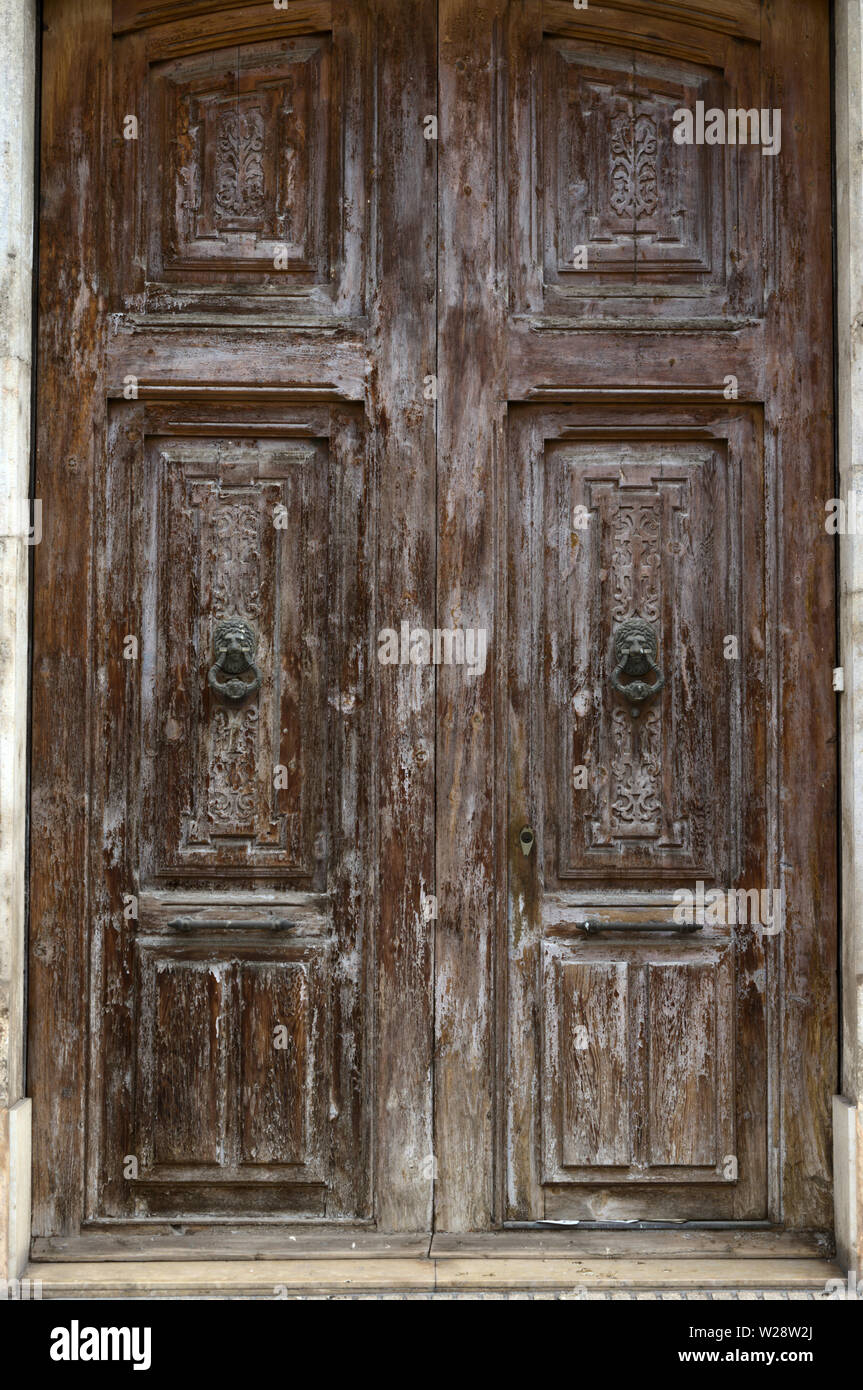 Puertas de madera deterioradas con Leon doorknobs para fondos y texturas  Fotografía de stock - Alamy