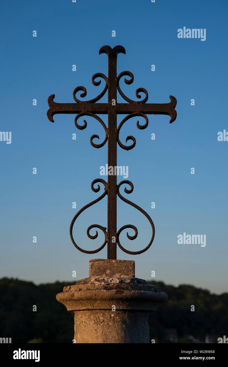 La antigua cruz en una tumba en un cementerio Fotografía de stock - Alamy