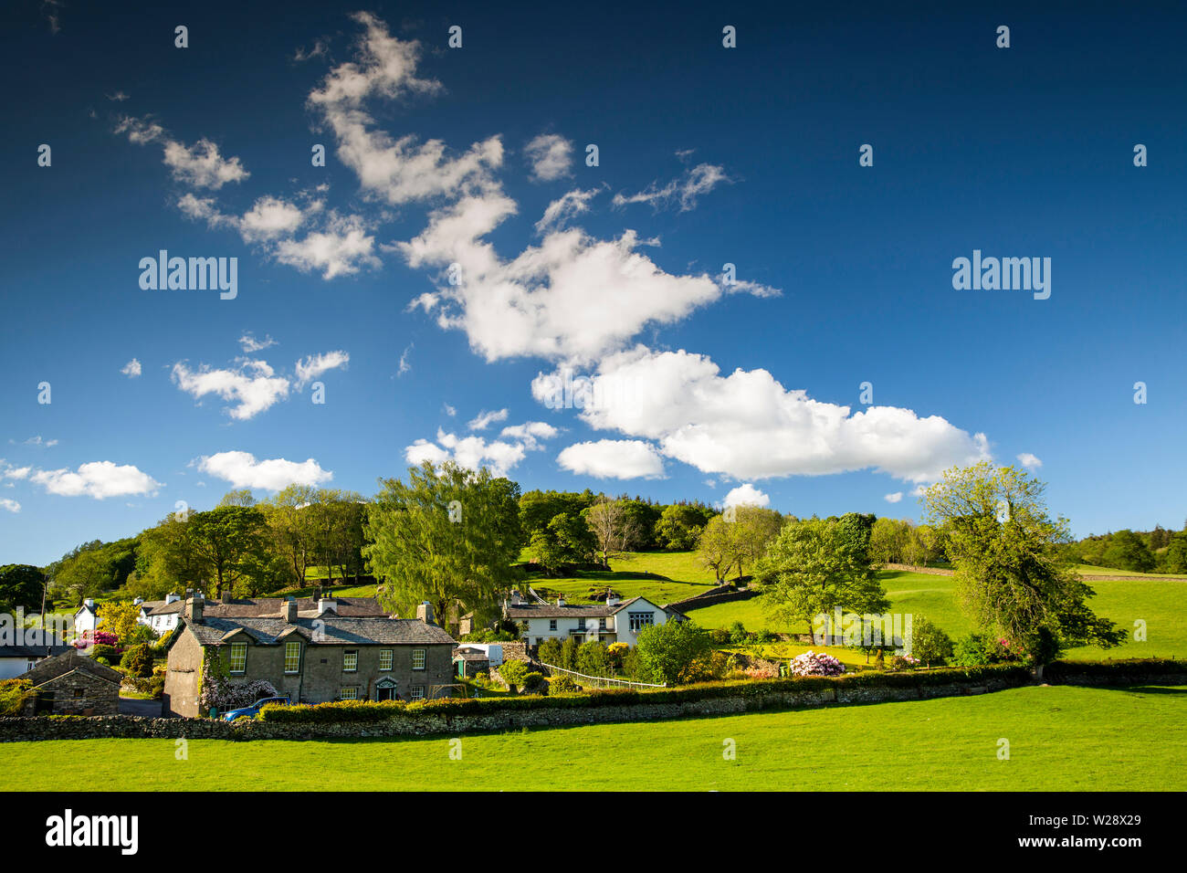 Reino Unido, Cumbria, Hawkshead, cerca Sawrey, casas junto a las piedras y madera Banco Lane Foto de stock
