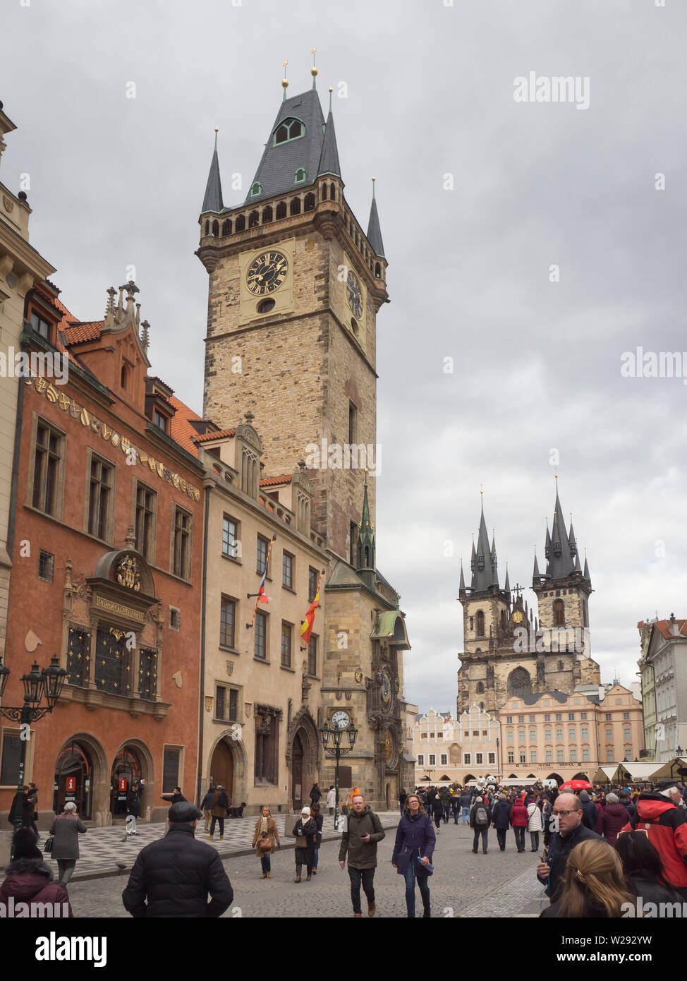 La torre del reloj astronómico y pináculos de la Iglesia de Nuestra Señora en frente del Týn dos atracciones turísticas en Stare Mesto, Praga República Checa Foto de stock