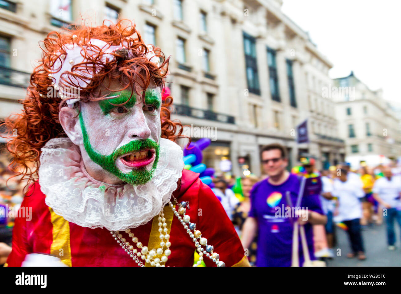 El 6 de julio de 2019 - el hombre con la cara pintada con enojo en la Marcha del orgullo gay de Londres, Reino Unido Foto de stock