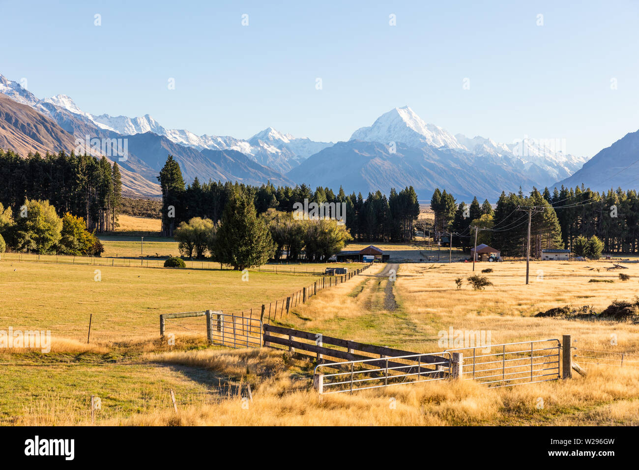 La carretera que conduce a snow-capped peaks y glaciar de los Alpes del Sur de Nueva Zelanda incluyendo su pico más alto - desde Aoraki Mount Cook o desde la carretera de acceso Foto de stock