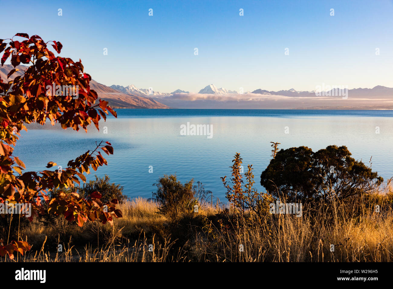 Reflexión en Hooker lago y glaciar de snow-capped peaks de los Alpes del Sur de Nueva Zelanda incluyendo su pico más alto - desde Aoraki o monte Cook desde el Foto de stock