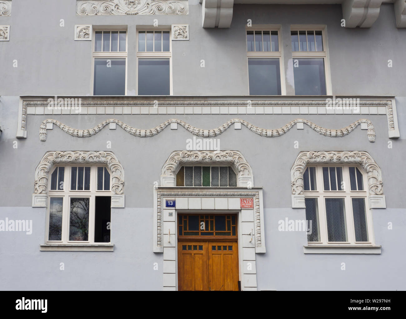 Construcción de la fachada en estilo Art Nouveau a lo largo de la calle residencial U Havlíčkových sadů en el distrito de Vinohrady de Praga, República Checa Foto de stock