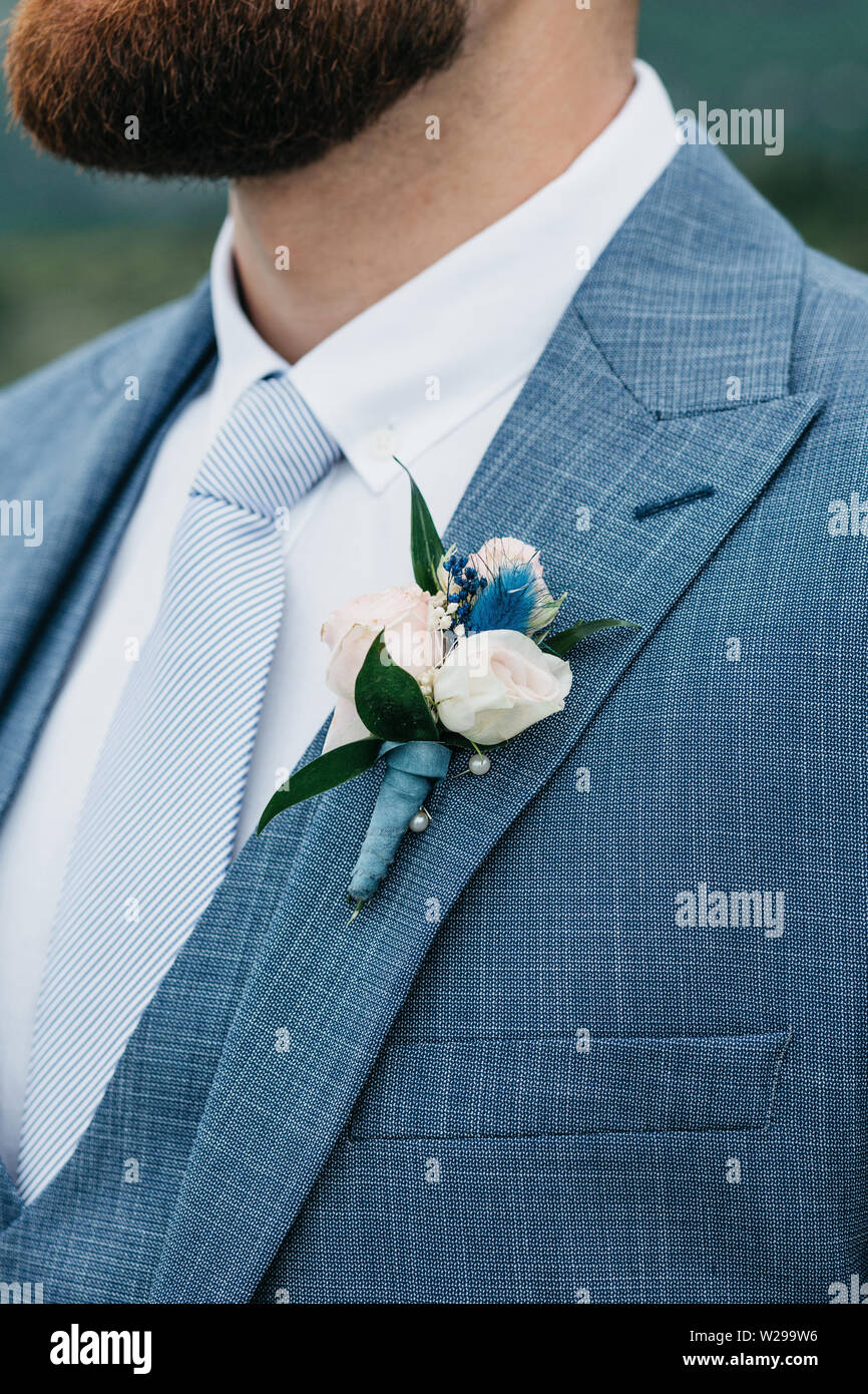 Primer plano de un arreglo floral para la del novio en un traje del novio Fotografía de stock - Alamy
