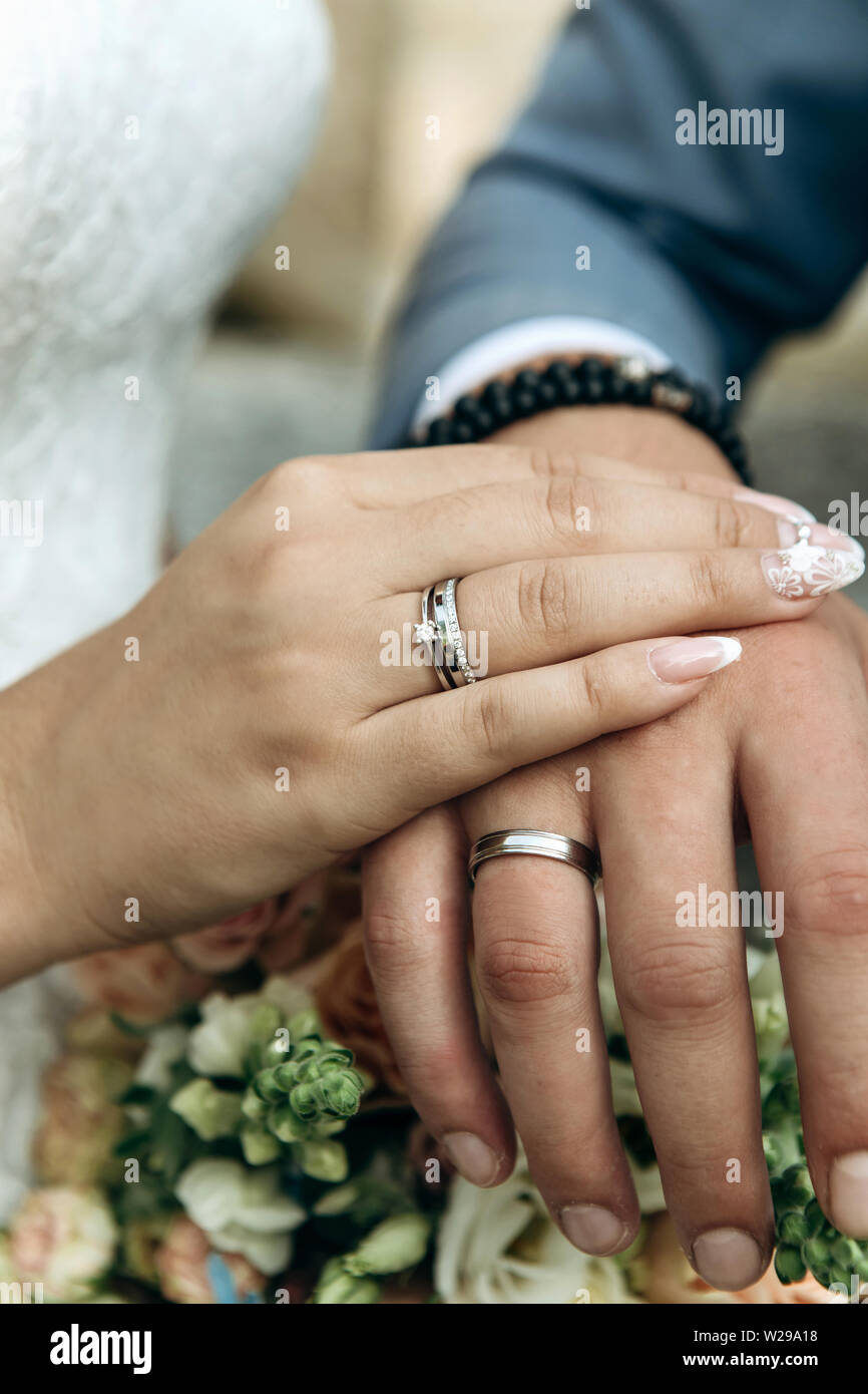La mujer puso su mano sobre el hombre. Hay anillos de boda en los dedos.  Evento de boda. Los recién casados Fotografía de stock - Alamy
