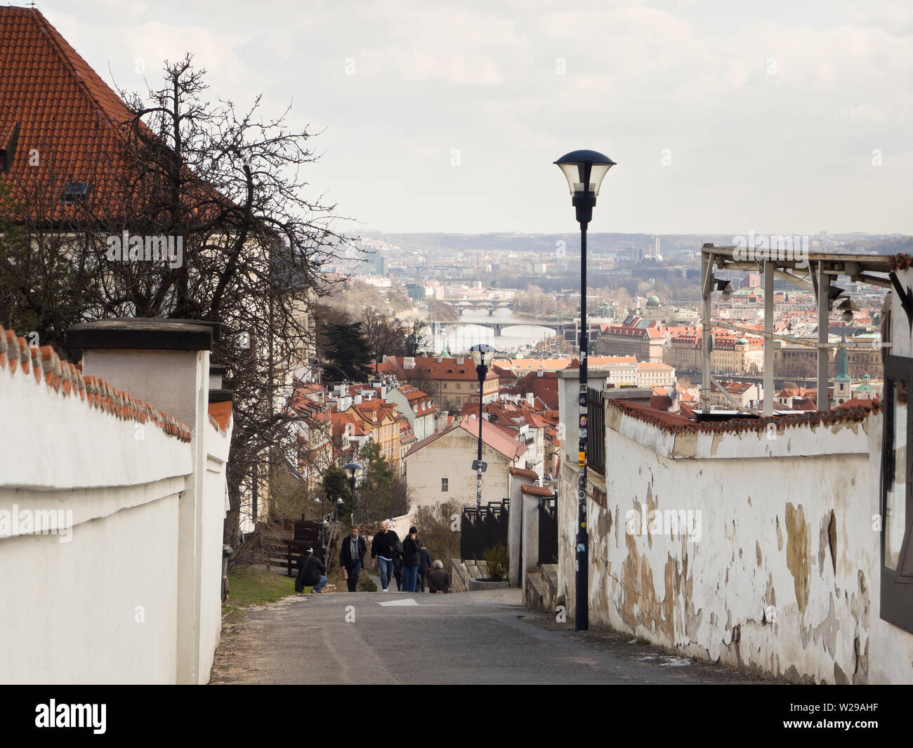 Vista panorámica de la ciudad de Praga, República Checa, va cuesta abajo en la ladera de una colina fuera del monasterio Strahov Foto de stock