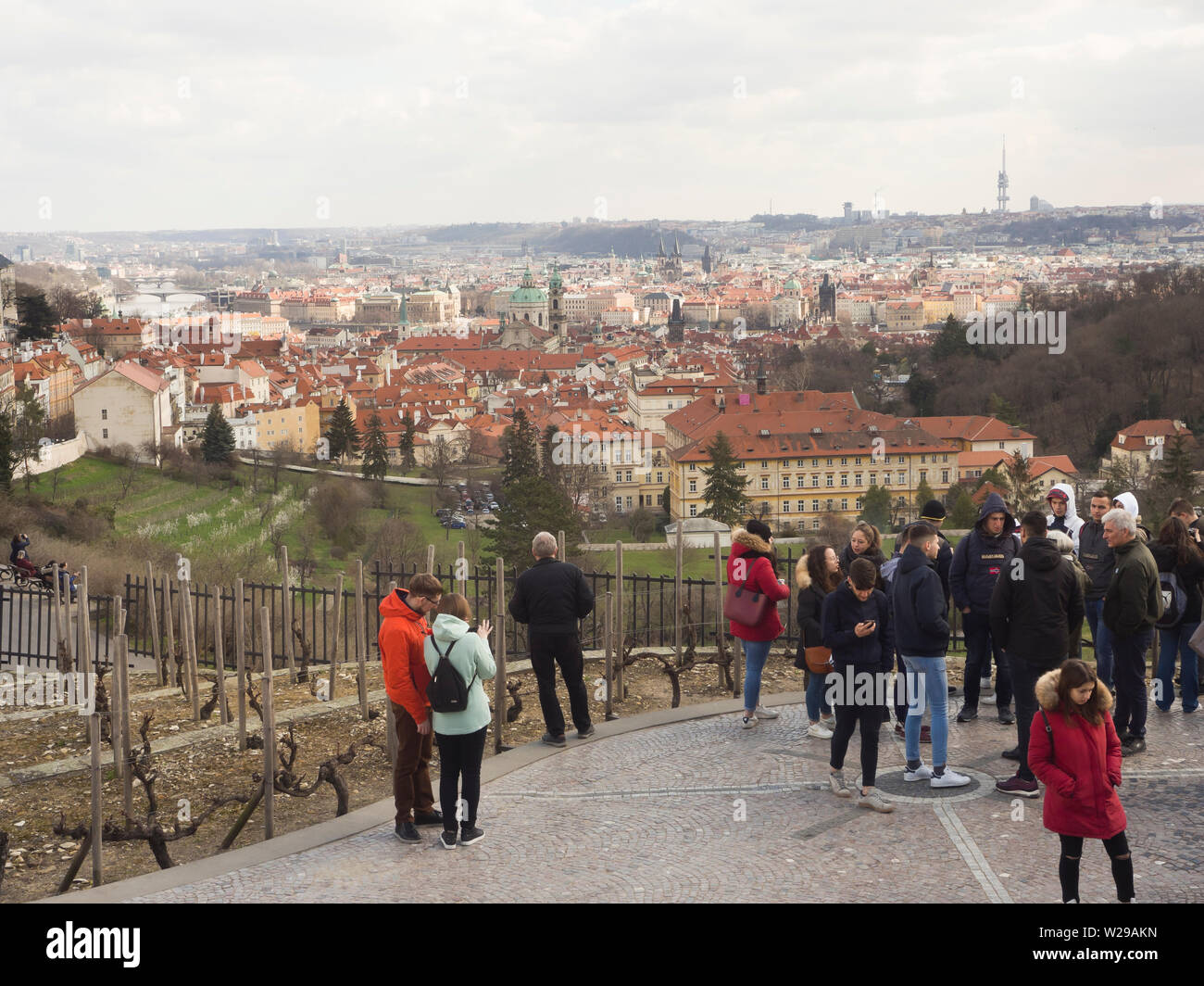 Vista panorámica de la ciudad de Praga, República Checa, en la ladera de una colina fuera del monasterio Strahov Foto de stock