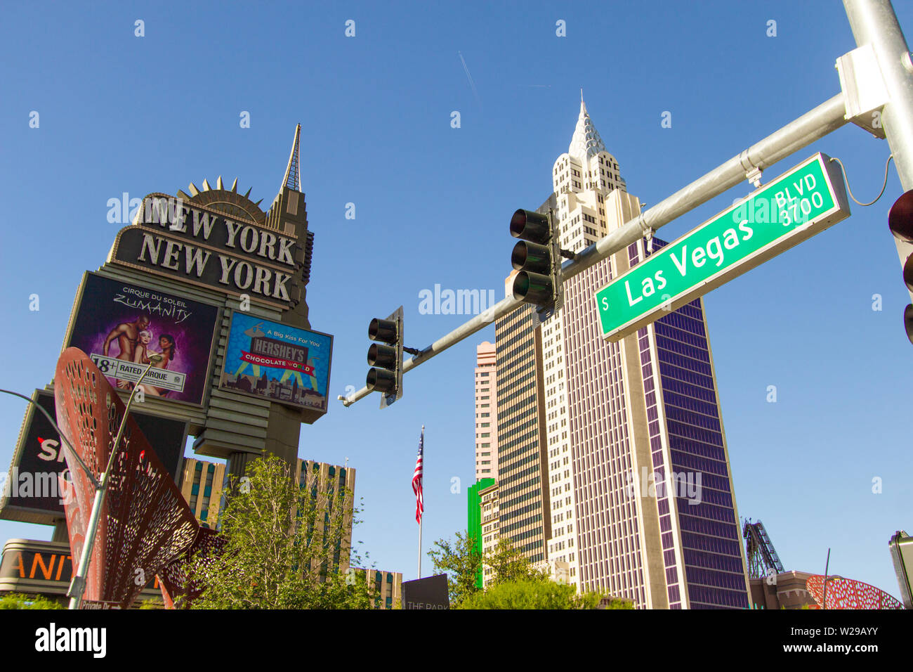 Las Vegas, Nevada, EE.UU. - el 6 de mayo de 2019: Panorama de la escena de la calle Las Vegas Boulevard con luces de calle y firmar con el New York New York Casino Foto de stock