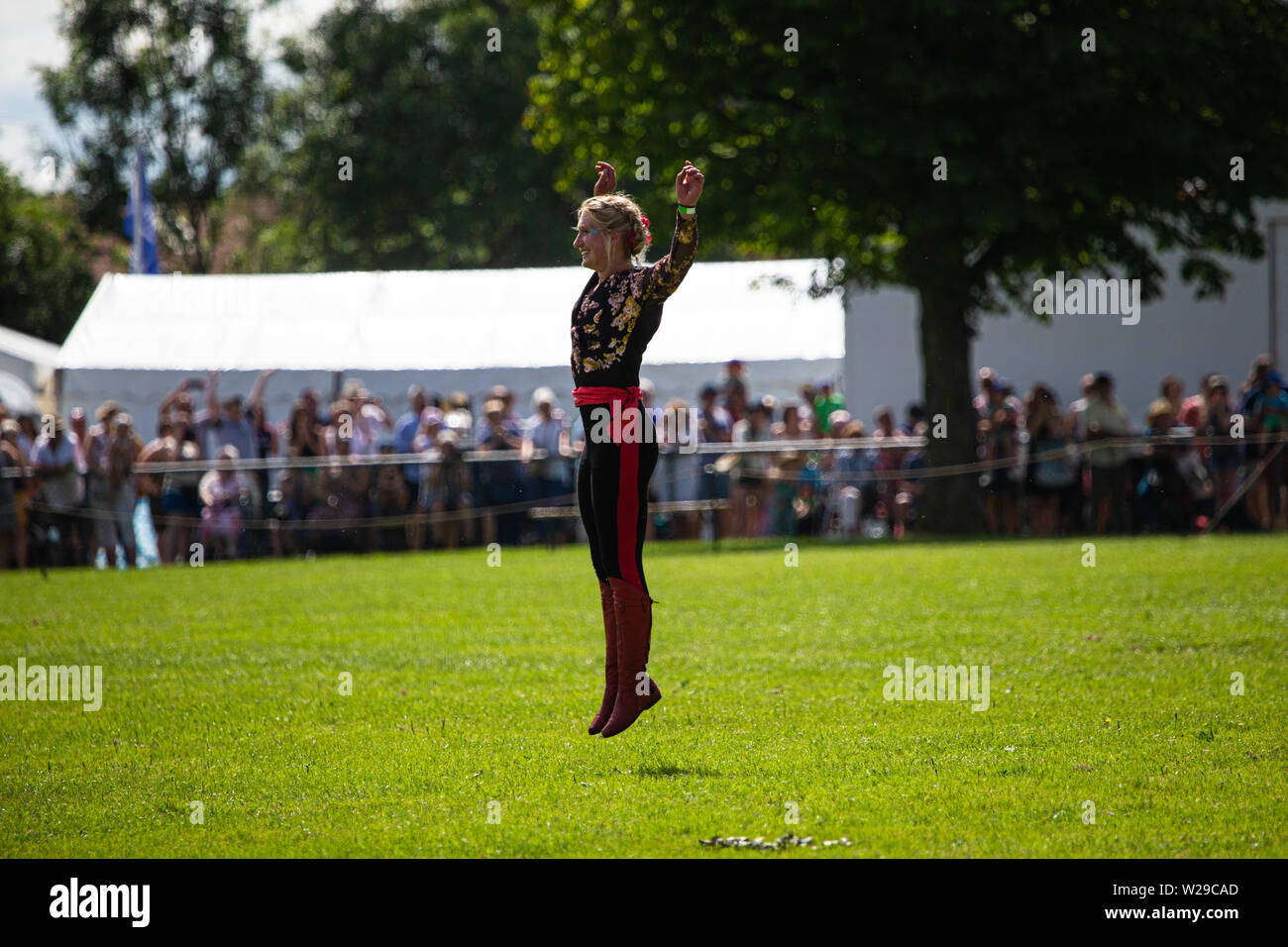 90 Kent County Show, Detling, 6 de julio de 2019. Mujer saltando en el aire. Foto de stock