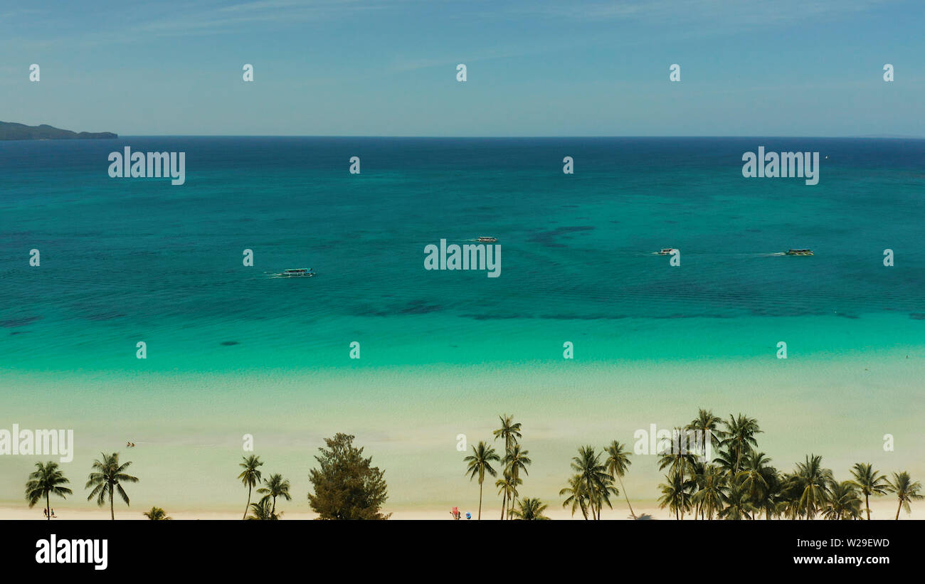 Onda tropical con playa de arena y aguas turquesas,espacio para copiar texto, vista aérea. Mar con olas y playa tropical. Concepto de vacaciones de verano y viajes Foto de stock