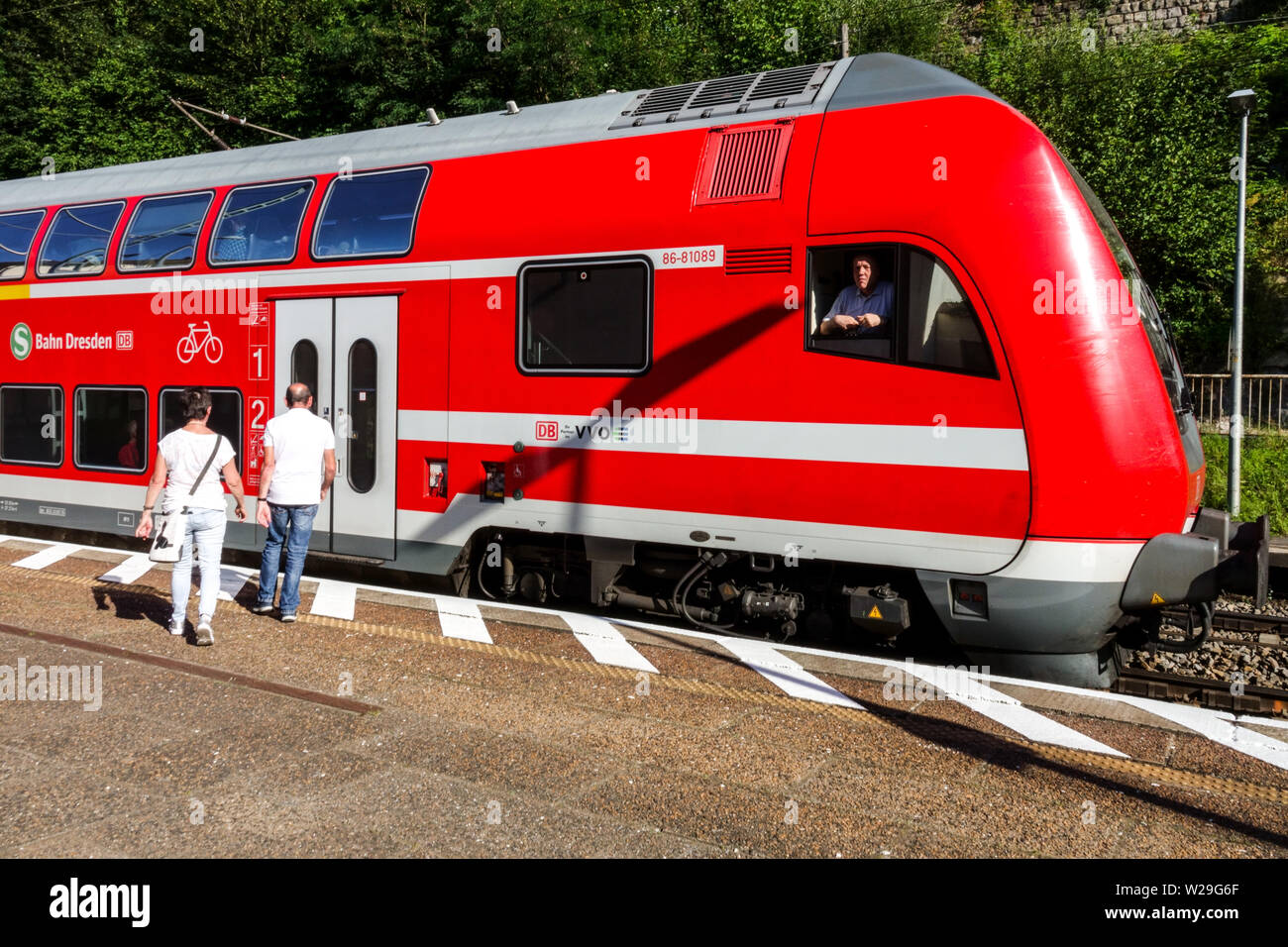 Los pasajeros, los ferrocarriles de Alemania, Deutsche Bahn VVO, tren regional de Sajonia Foto de stock
