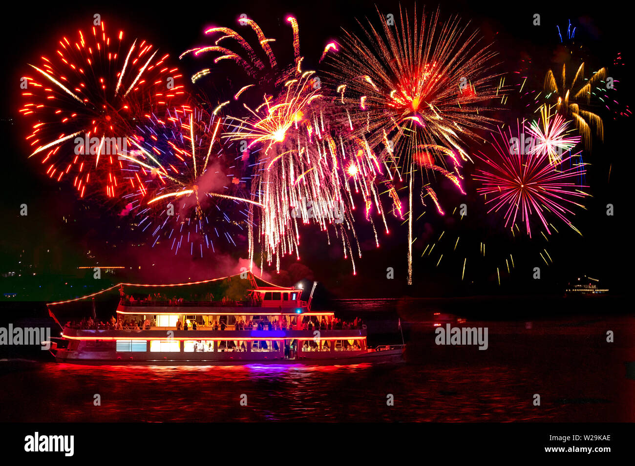 Firework explosive material fotografías e imágenes de alta resolución