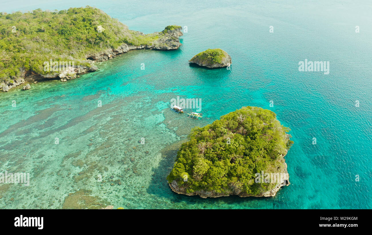La laguna de color turquesa con isla rocosa y corall arrecife, vista aérea, Boracay, Filipinas. Concepto de vacaciones de verano y viajes. Foto de stock