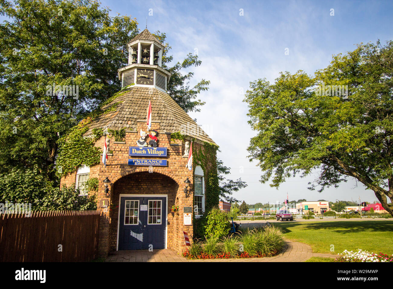 Holland, Michigan, EE.UU. - 18 de septiembre de 2018: Vista de calle de estilo holandés cottage y tiendas en Nelis Dutch Village. Foto de stock