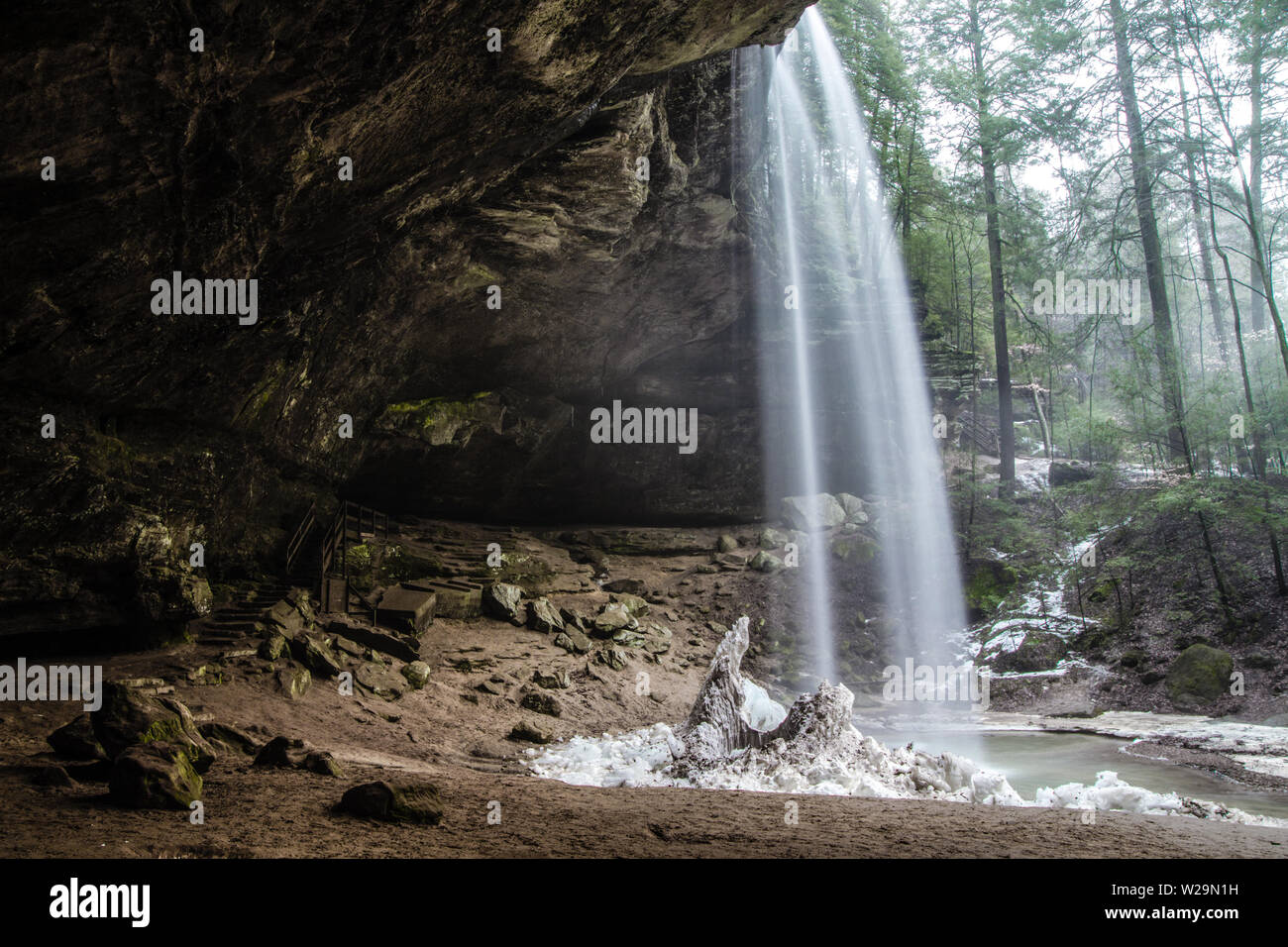 Ohio cascada primavera paisaje. Ash Cueva cascada durante el deshielo de primavera en orientación vertical. Foto de stock