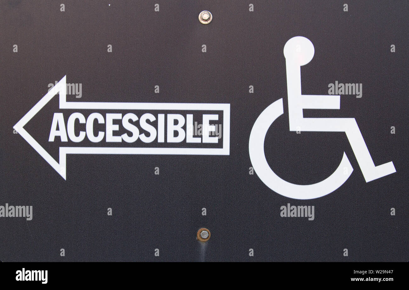 Signo de discapacitados. Accesible para minusválidos cerca de firmar. Foto de stock