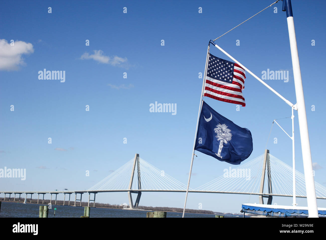 El Puente Ravenel con Carolina del Sur y la bandera americana en el primer plano. Charleston, Carolina del Sur. Foto de stock