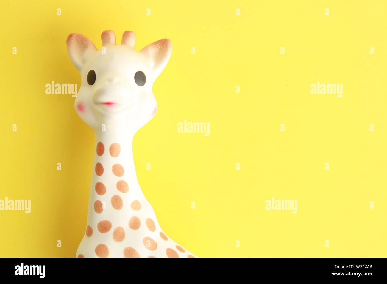 Cerca de la cabeza del juguete mordedor de bebé francés Sophie la jirafa  Fotografía de stock - Alamy
