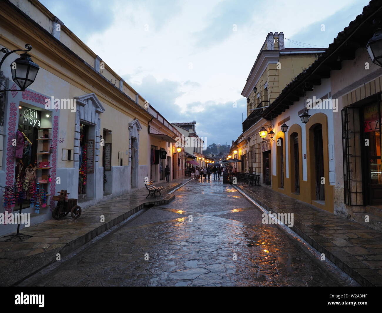 SAN CRISTÓBAL de las casas, México, en febrero de 2018: Street y los  coloridos edificios en la ciudad de México en el estado de Chiapas, con  cielo nublado en día frío en