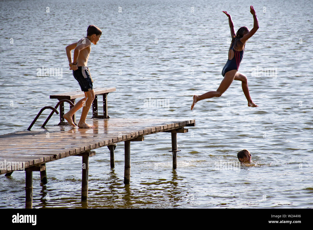 / Vilnius Lituania - 1 Julio 2019: Los niños en un muelle en el verano, el buceo y la posibilidad de divertirse juntos Foto de stock