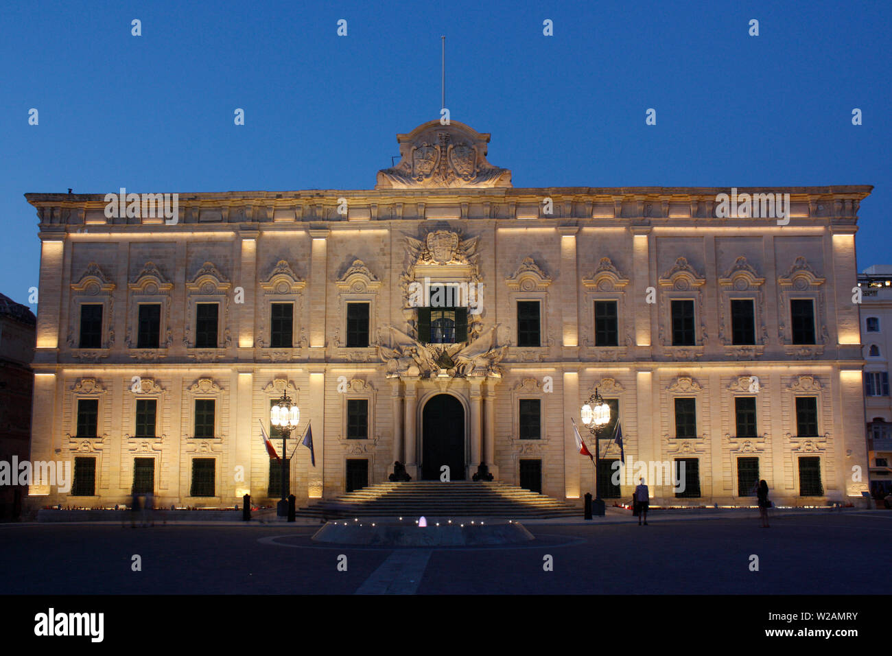 El Auberge de Castille, Valletta, Malta, con la fachada iluminada al atardecer Foto de stock