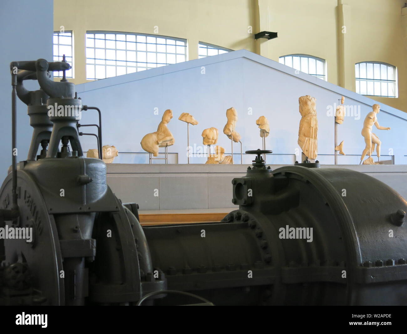 La Centrale Montemartini museo de Roma muestra estatuas romanas, sarcófagos y los mosaicos de una antigua central termoeléctrica industrial Foto de stock