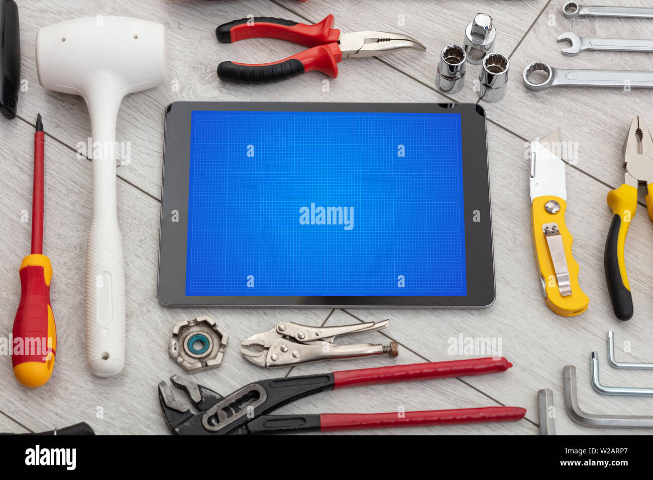 Las herramientas de la casa y tablet con pantalla de cuadrícula concepto Foto de stock