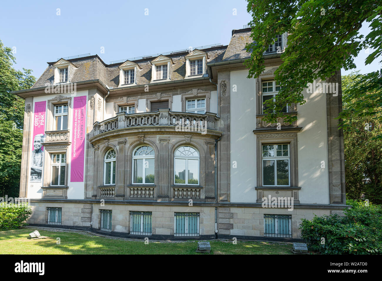 Frankfurt, Alemania. De julio de 2019. Una vista exterior del Museo de las culturas del mundo la construcción Foto de stock