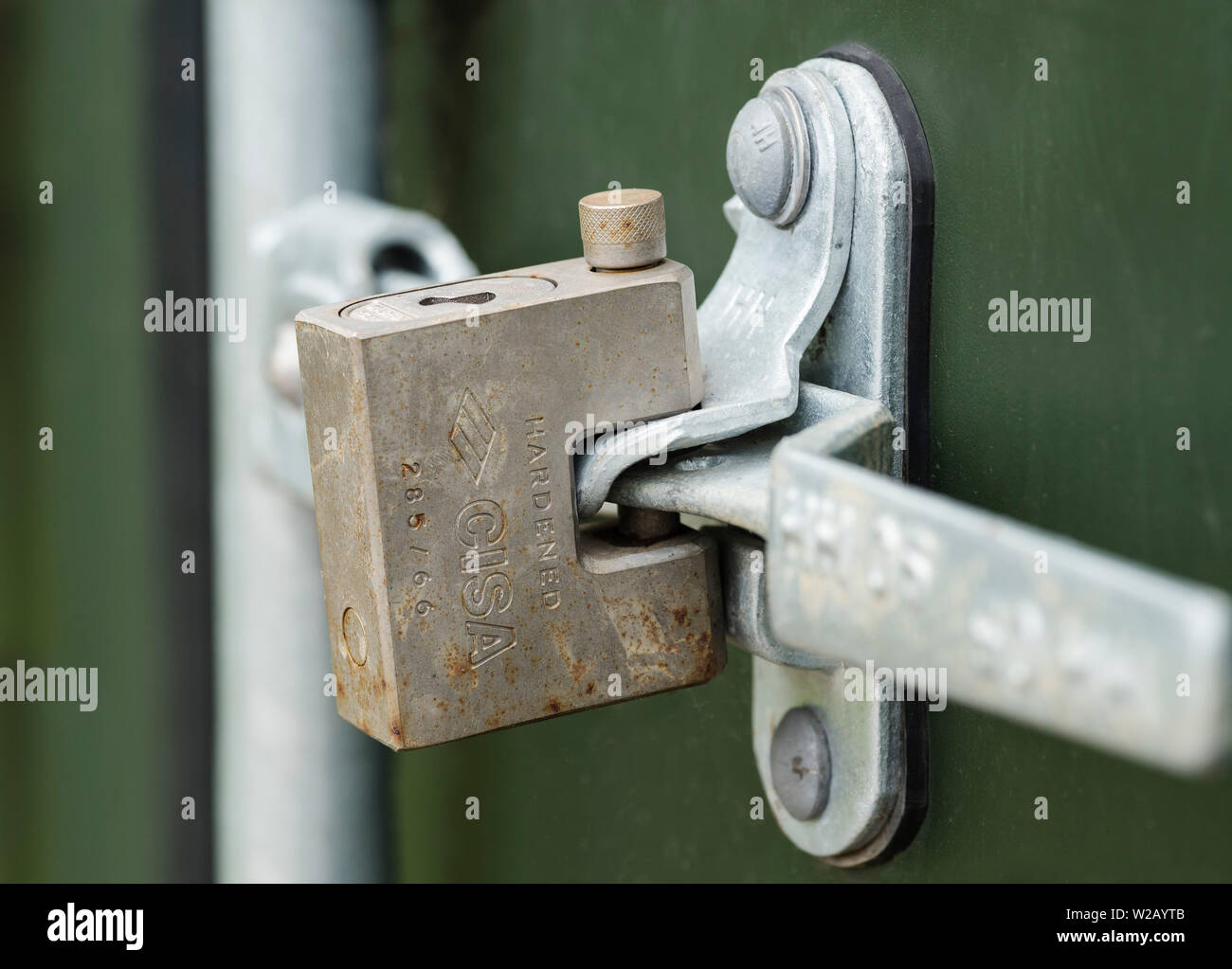 Un candado de altas prestaciones asegurando una palanca para abrir un  contenedor de envío Fotografía de stock - Alamy