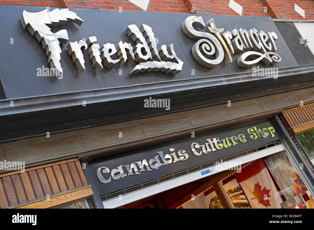 Amable forastero, Cannabis Culture Shop en 241 Queen Street West, Toronto, Canadá Foto de stock