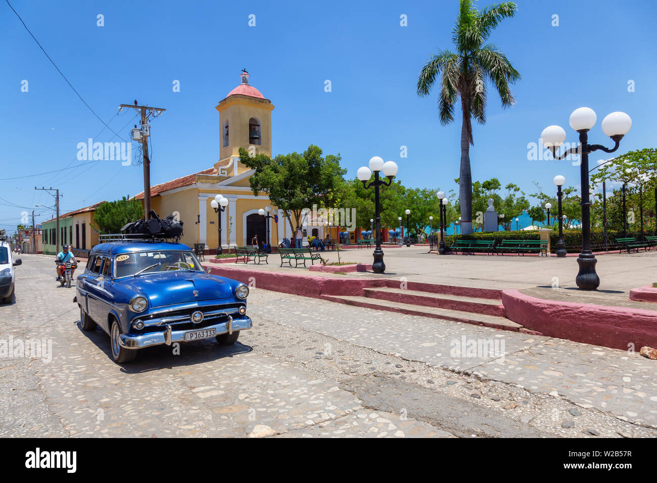 Trinidad, Cuba - 6 de junio, 2019: Vista de un viejo coche clásico americano en las calles de una pequeña ciudad cubana vibrante durante un día soleado. Foto de stock