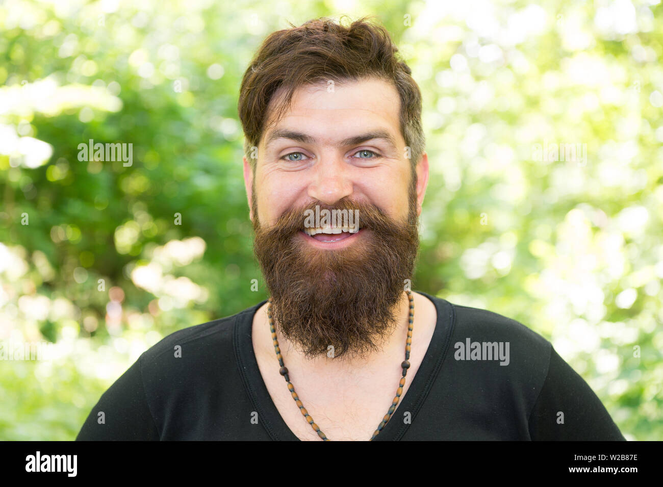Hombre con barba en el barbero Fotografía de stock - Alamy