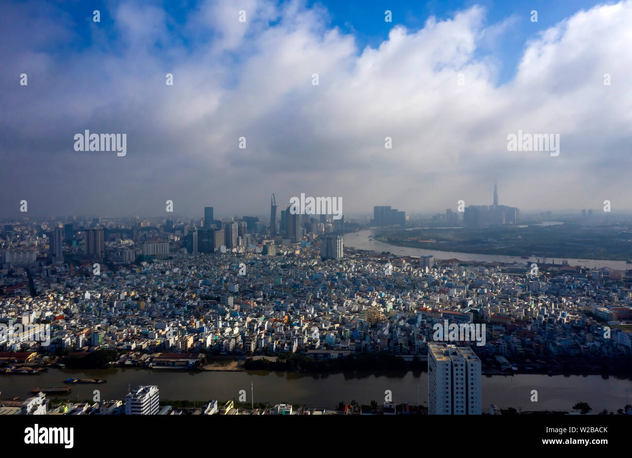 Temprano en la mañana el Panorama de la ciudad de Ho Chi Minh, Vietnam. A menudo hay nubes bajas y la niebla de la mañana en esta época del año. Foto de distrito 7 Foto de stock