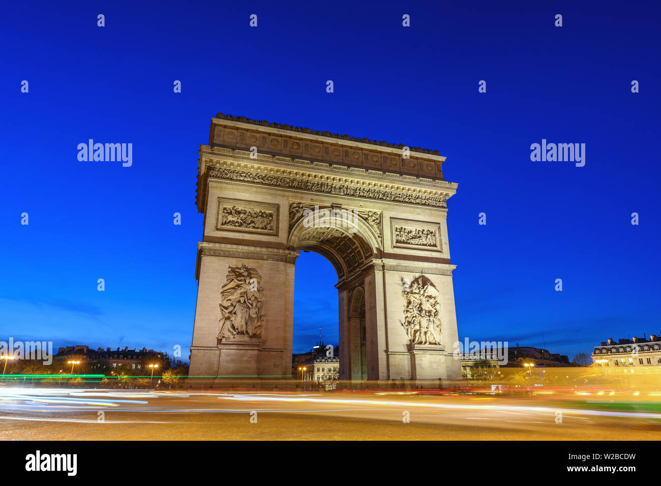 París, Francia del horizonte de la ciudad de noche en el Arc de Triomphe y de los Champs Elysees Foto de stock