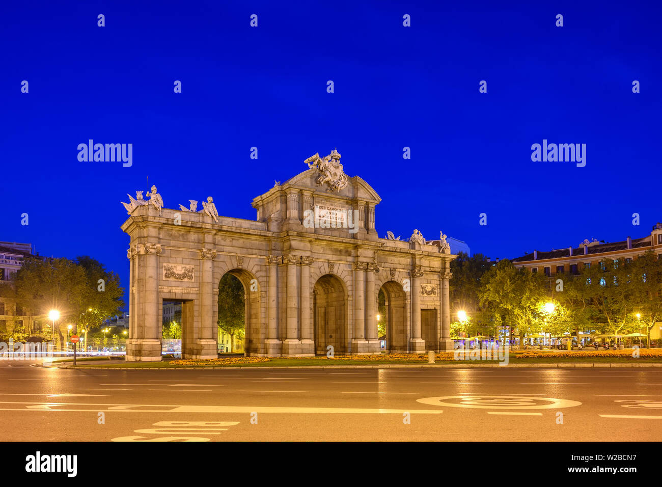 Madrid, España, el horizonte de la ciudad de noche en la Puerta de Alcalá Foto de stock