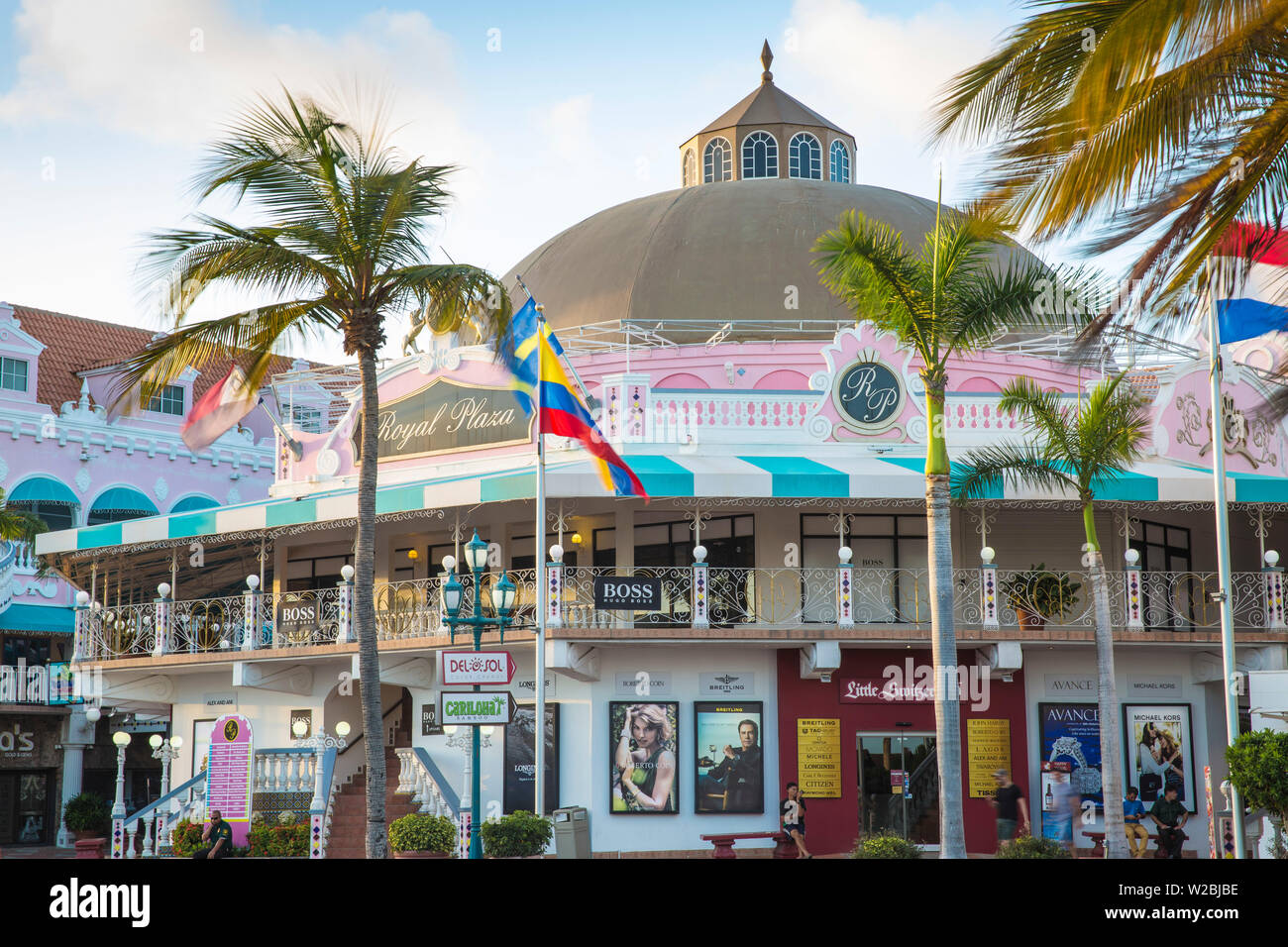 Caribe, Antillas Holandesas, Aruba, Oranjestad, Royal Plaza Mall Foto de stock