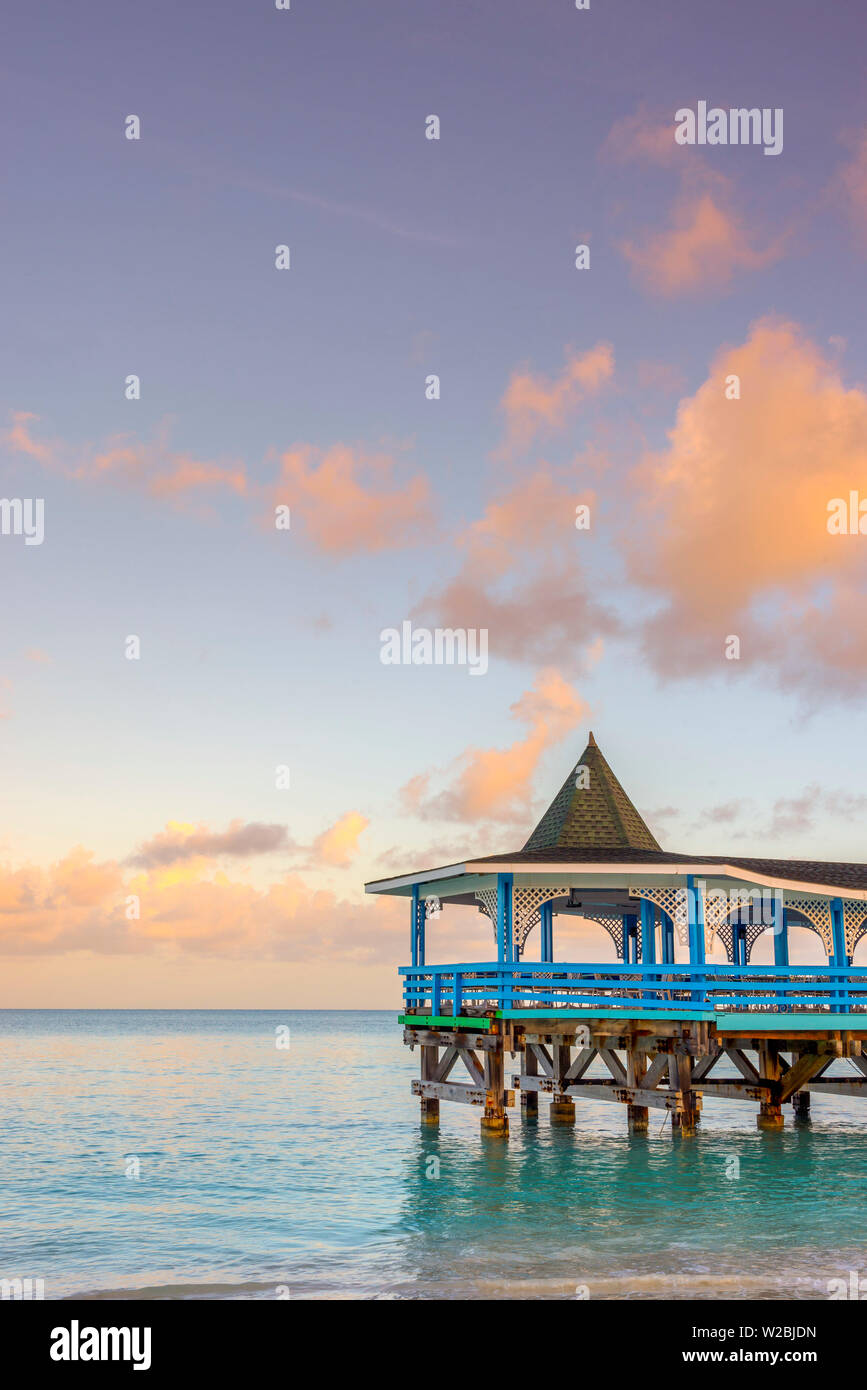 Caribe, Antigua, Dickinson Bay, Dickinson Bay Beach, Warri Pier Restaurant Foto de stock
