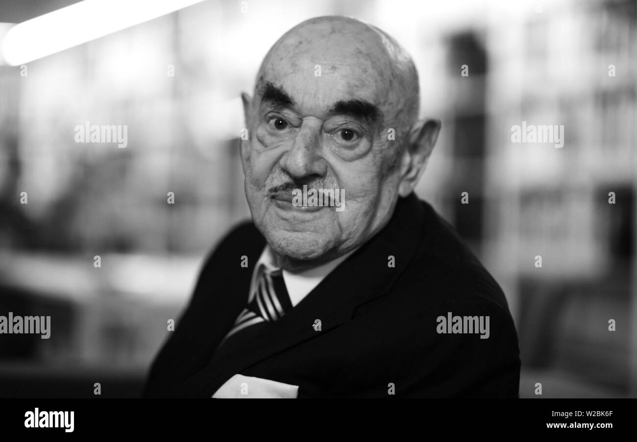 Berlín, Alemania. 07 Mar, 2016. El productor de cine Artur Brauner se basa en el Museo Judío en Berlín, a la que él ha donado una colección de 21 películas sobre el Holocausto y el nacional-socialismo de su extensa obra. Artur Brauner está muerto. Murió en Berlín el domingo a los 100 años de edad, ya que el sobreviviente del Holocausto, la familia confirmó en la noche. Crédito: Bernd von Jutrczenka/dpa/Alamy Live News Foto de stock