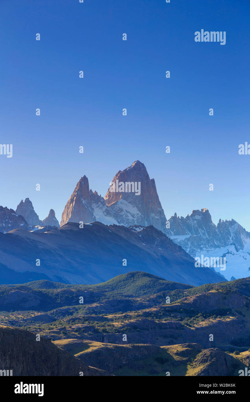 Argentina, Patagonia, El Chaltén, Parque Nacional Los Glaciares, el Cerro Torre y el Cerro Fitzroy picos Foto de stock