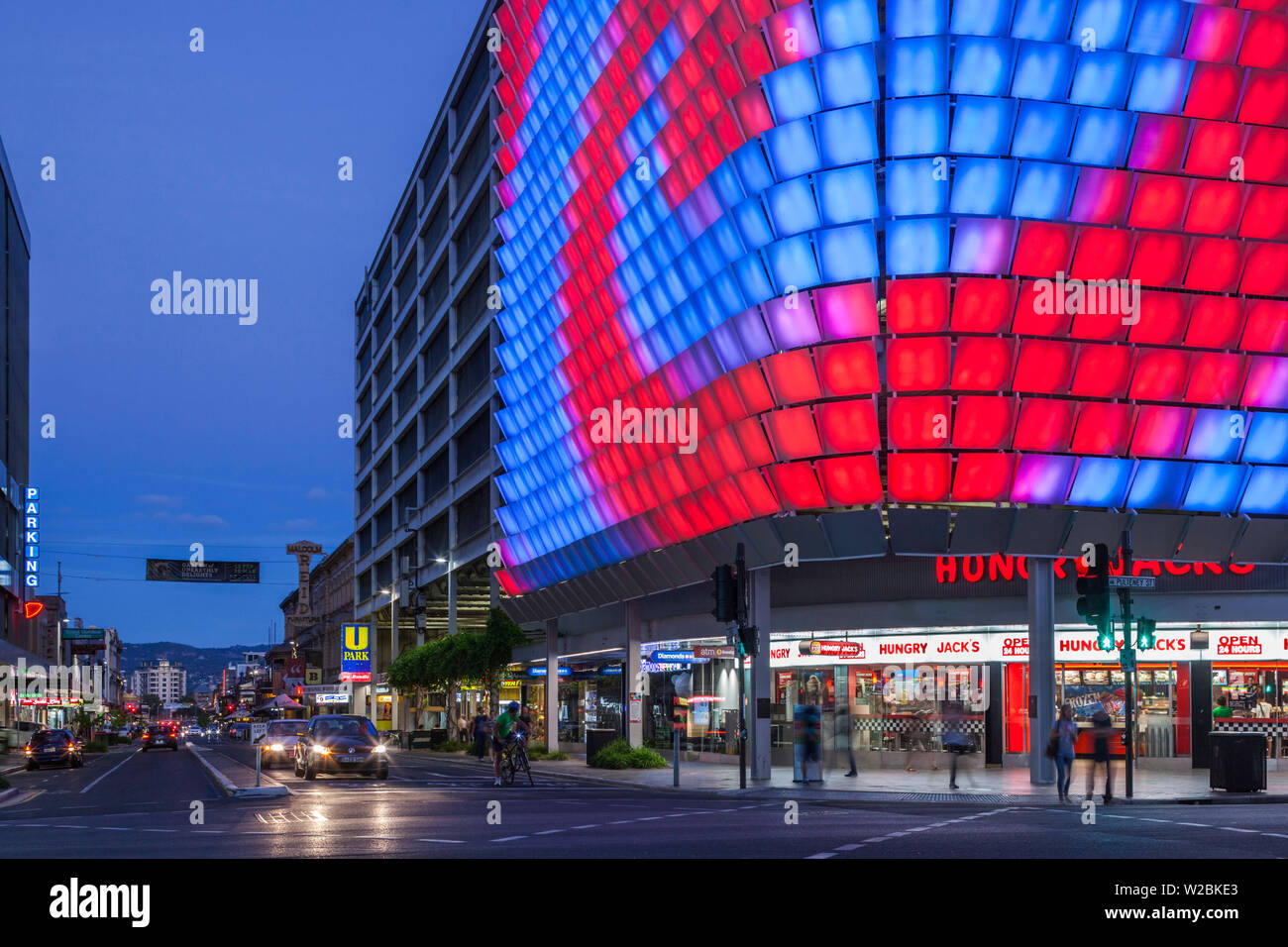 Australia, el sur de Australia, Adelaide, Rundle Street, el Rundle linterna LED, tablero de control, por la noche Foto de stock