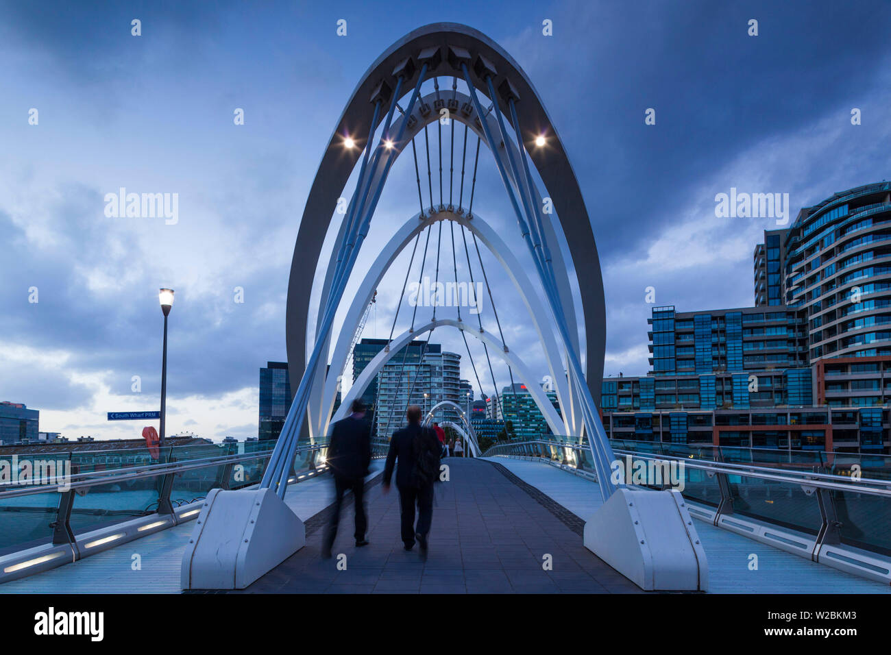 Australia, Victoria, VIC, Melbourne, South Wharf, del marino, puente sobre el Río Yarra, el anochecer Foto de stock