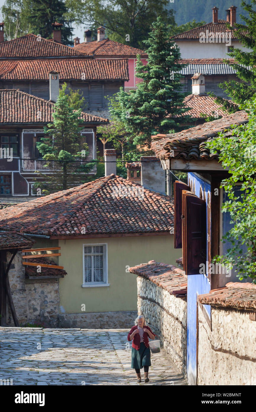 Bulgaria, las montañas centrales, Koprivshtitsa, pueblo ver con la anciana, NR Foto de stock