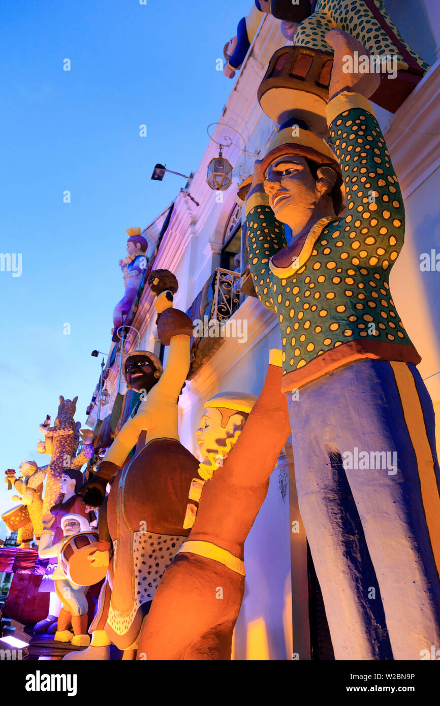 Olinda, Pernambuco, Brasil La Ciudad Vieja (UNESCO), marionetas gigantes del sitio durante la celebración del Carnaval Foto de stock