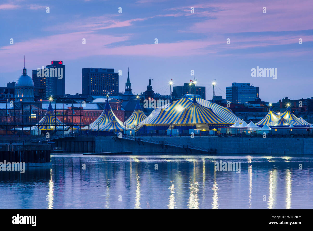 Canadá, Quebec, Montreal, Palais des Congres de Montreal, centro de convenciones, el viejo puerto y la Carpa del circo desde el río San Lorenzo. Foto de stock