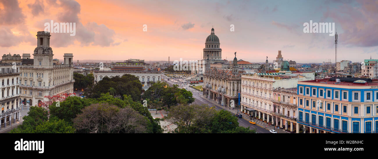 El Capitolio y el Parque Central, La Habana, Cuba Foto de stock