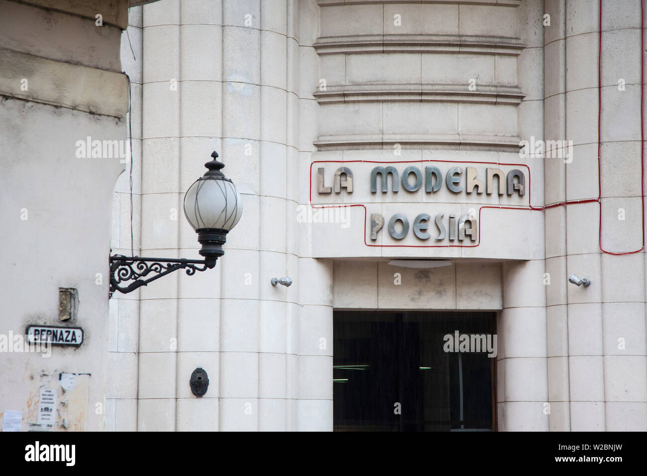 Libreria la moderna poesia fotografías e imágenes de alta resolución